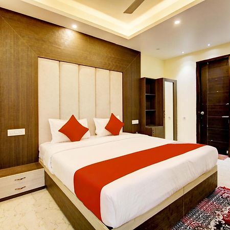Oyo White House Otel Noida Dış mekan fotoğraf