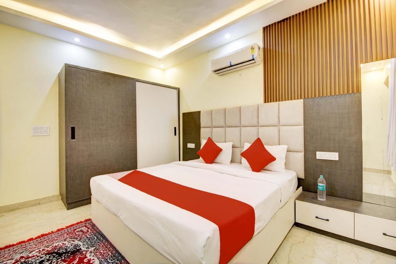 Oyo White House Otel Noida Dış mekan fotoğraf