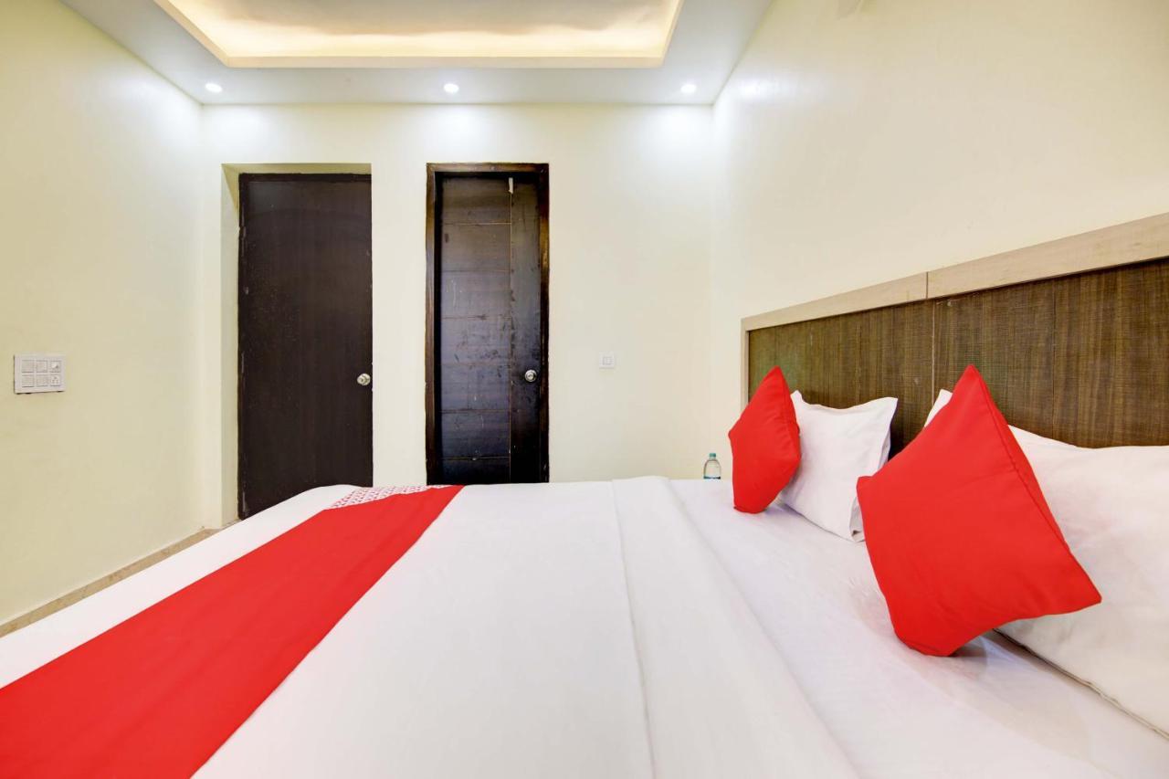 Oyo White House Otel Noida Dış mekan fotoğraf