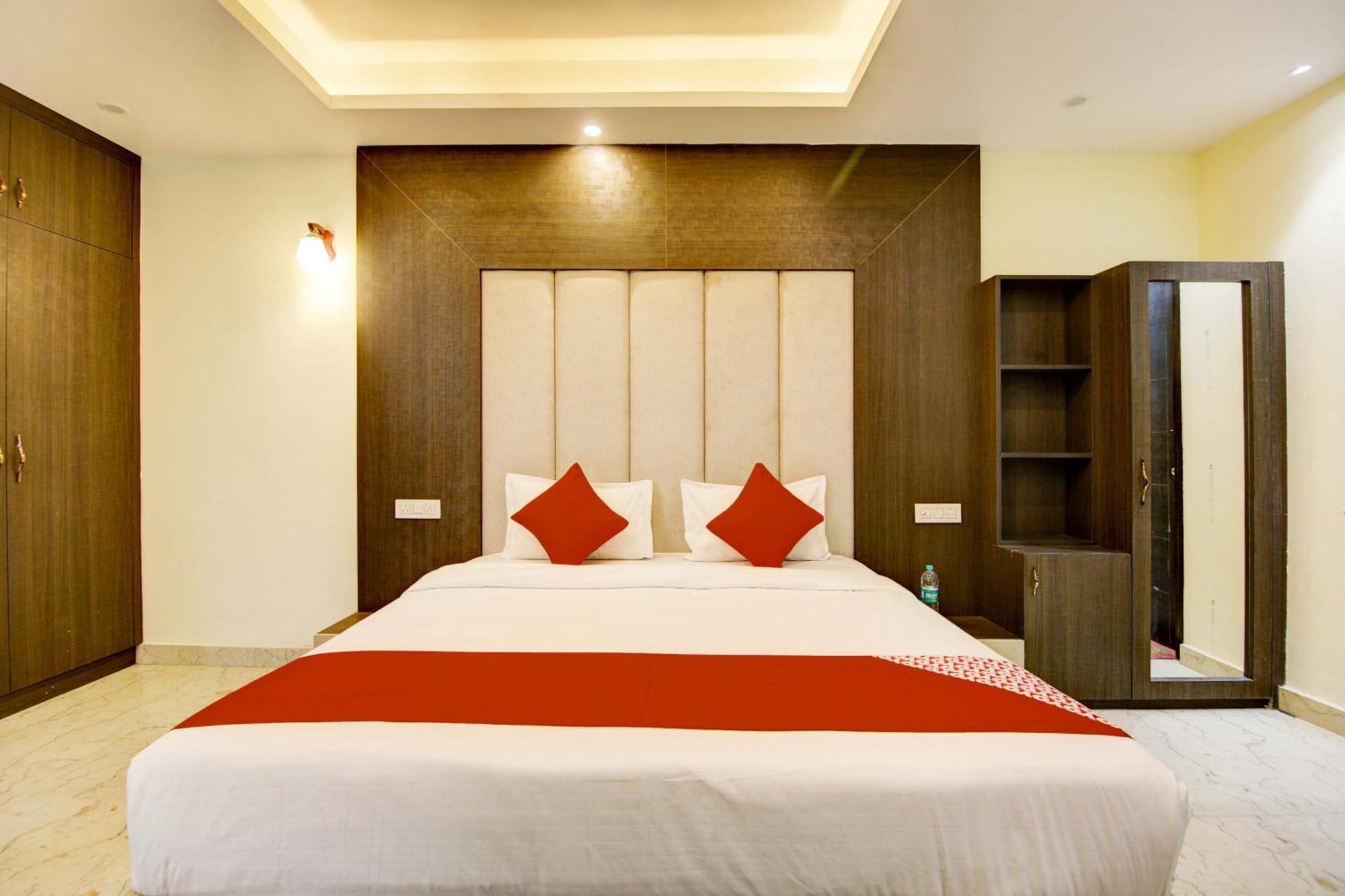 Oyo White House Otel Noida Dış mekan fotoğraf