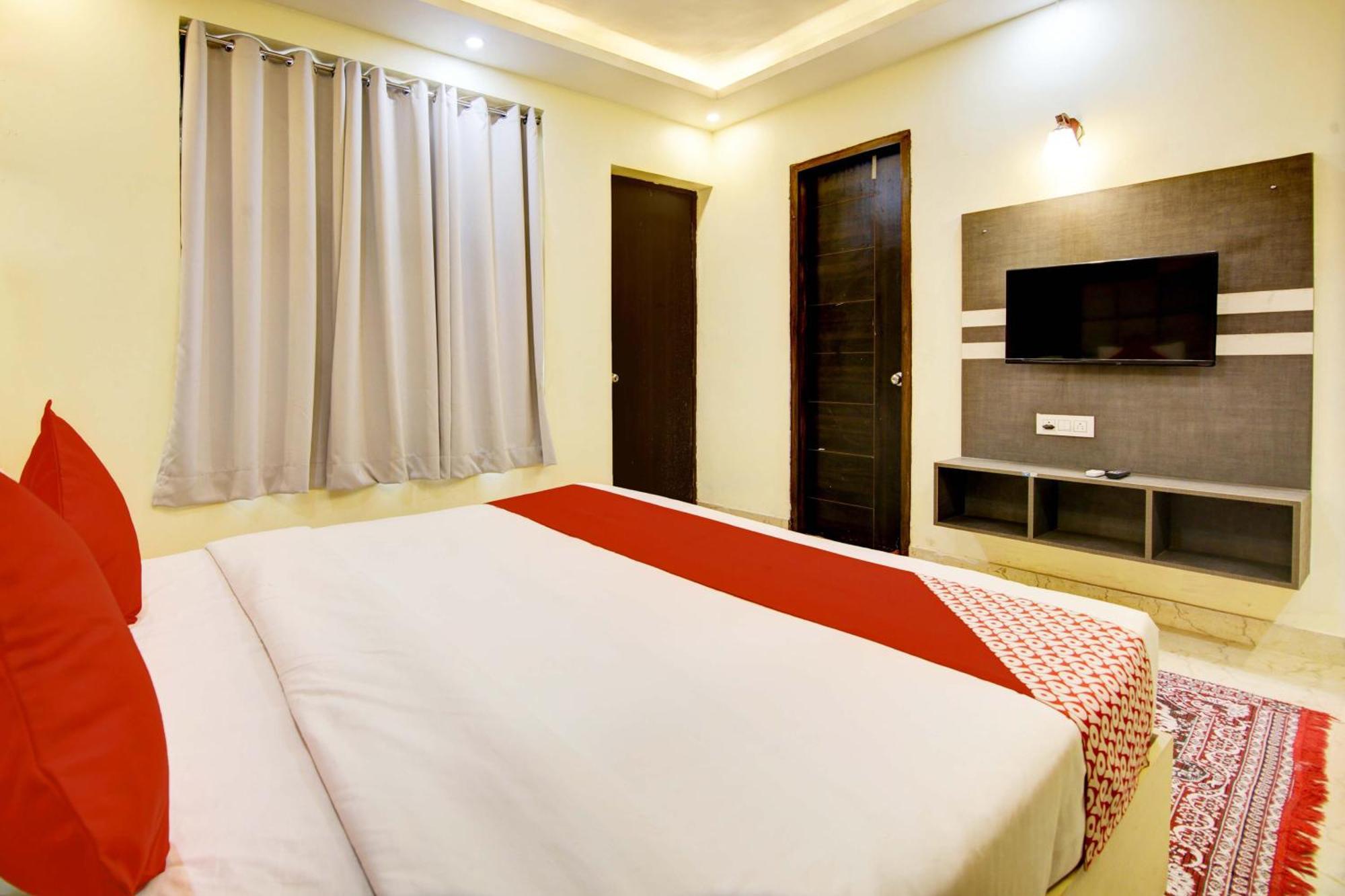 Oyo White House Otel Noida Dış mekan fotoğraf